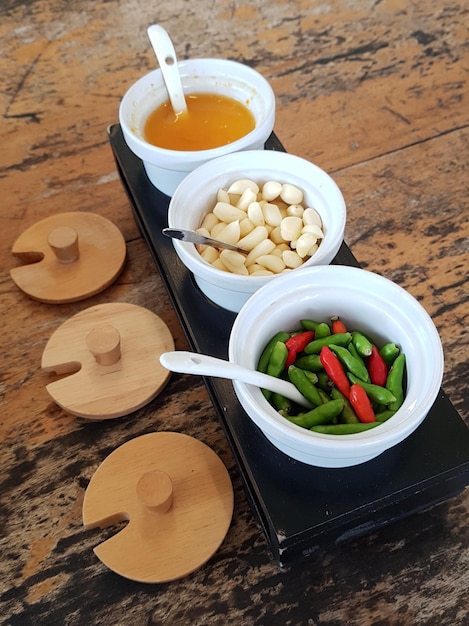 Foto vista de ângulo alto de frutas em uma tigela na mesa