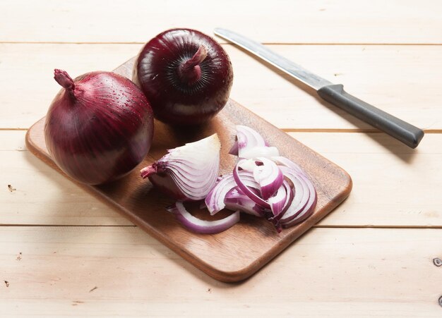 Foto vista de ângulo alto de frutas picadas na mesa