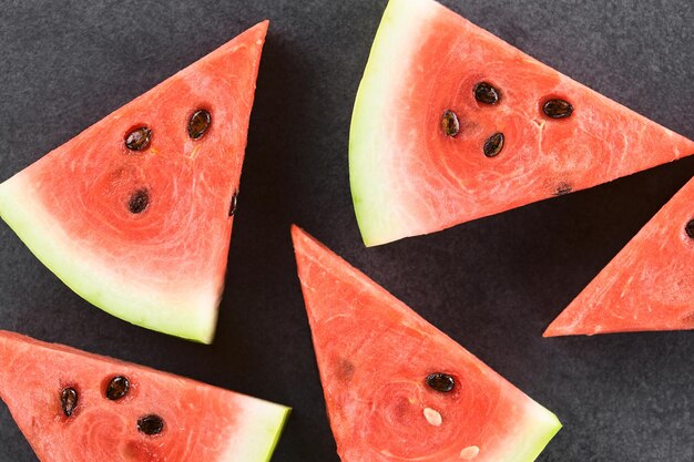 Foto vista de ângulo alto de frutas picadas na mesa