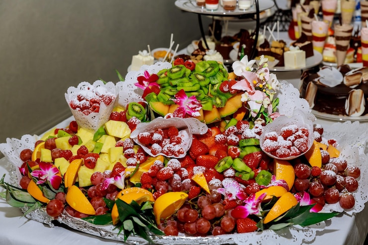 Foto vista de ângulo alto de frutas picadas na mesa