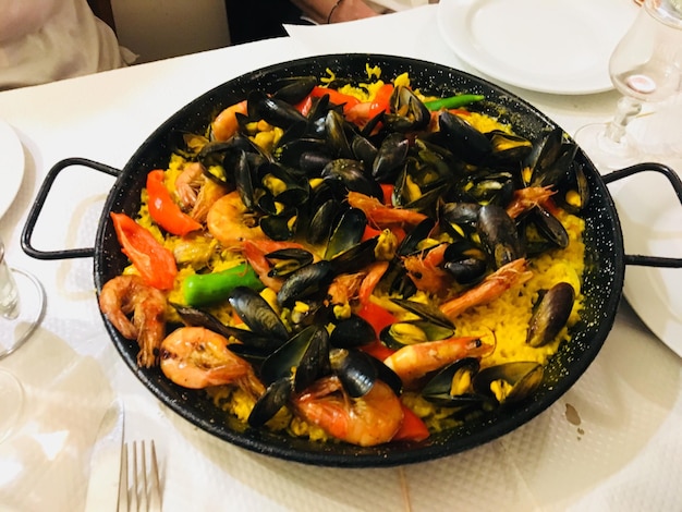 Vista de ângulo alto de frutos do mar em recipiente sobre a mesa