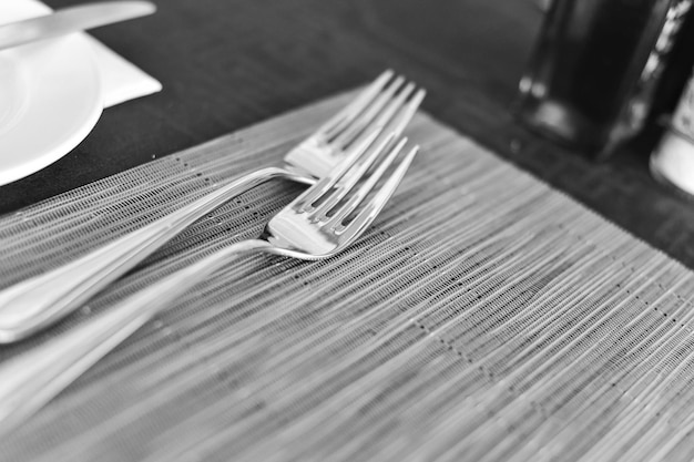 Vista de ângulo alto de garfos na mesa