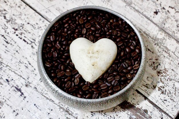 Foto vista de ângulo alto de grãos de café em forma de coração