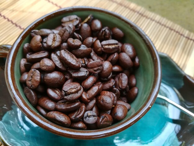 Foto vista de ângulo alto de grãos de café em uma tigela na mesa