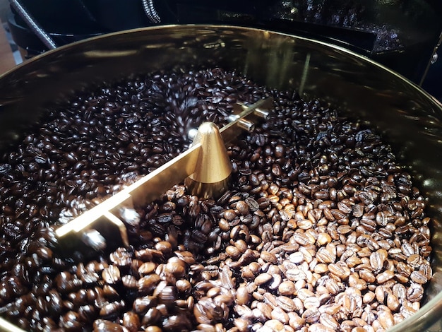 Foto vista de ângulo alto de grãos de café em uma torrefadora