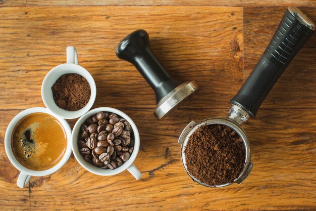 Foto vista de ângulo alto de grãos de café na mesa