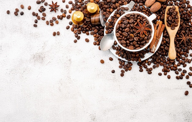 Foto vista de ângulo alto de grãos de café na mesa