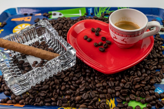 Foto vista de ângulo alto de grãos de café na mesa