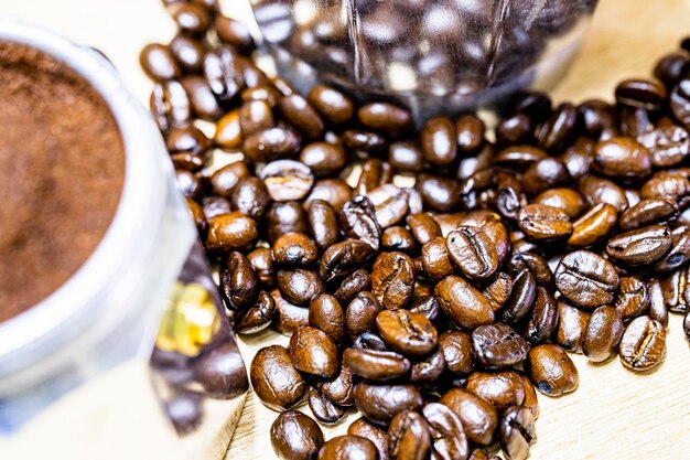 Foto vista de ângulo alto de grãos de café na mesa