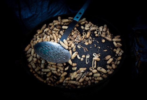 Foto vista de ângulo alto de grãos de café torrados em fundo preto