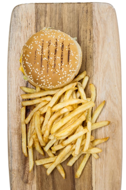 Foto vista de ângulo alto de hambúrguer e batatas fritas na tábua de cortar contra fundo branco