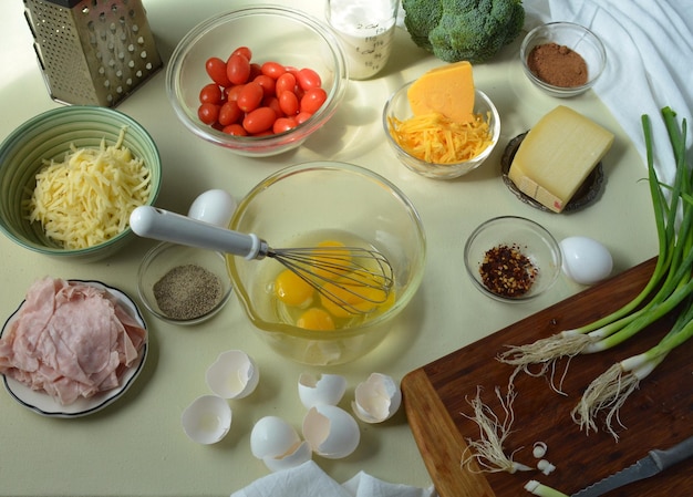 Foto vista de ângulo alto de ingredientes alimentares no balcão da cozinha