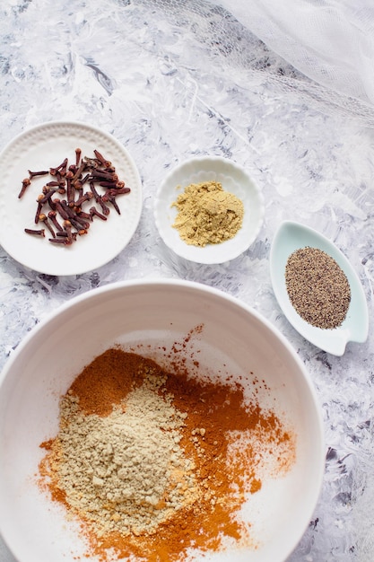 Vista de ângulo alto de ingredientes em tigelas na mesa