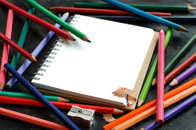 Foto vista de ângulo alto de lápis coloridos e livro