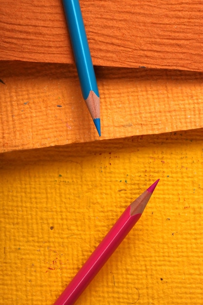 Foto vista de ângulo alto de lápis coloridos em papéis