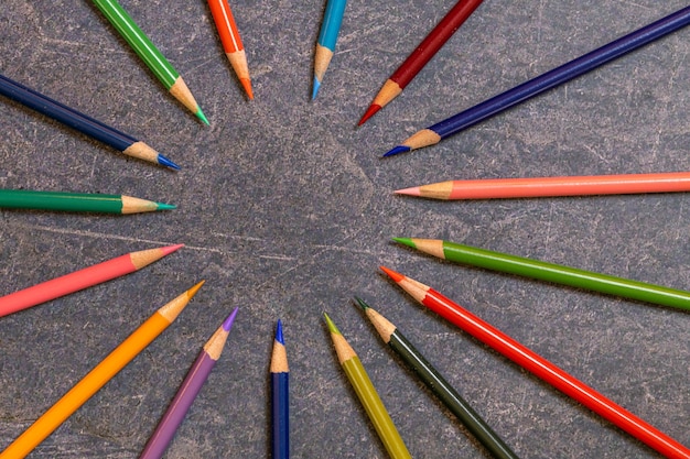 Foto vista de ângulo alto de lápis multicolorido dispostos sobre a mesa