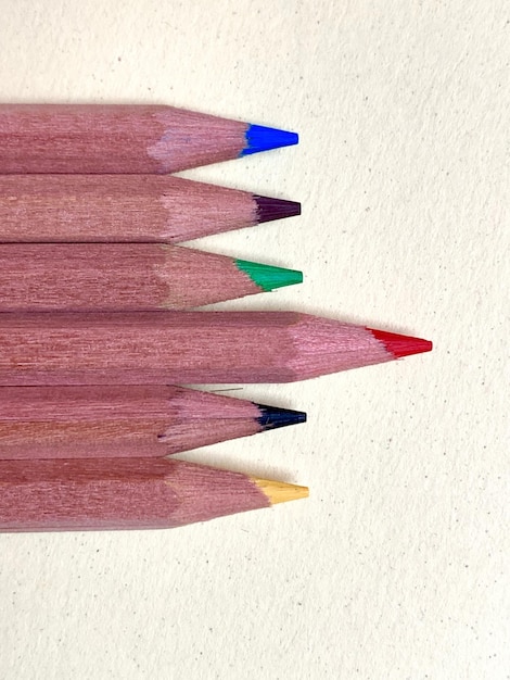 Foto vista de ângulo alto de lápis multicoloridos na mesa