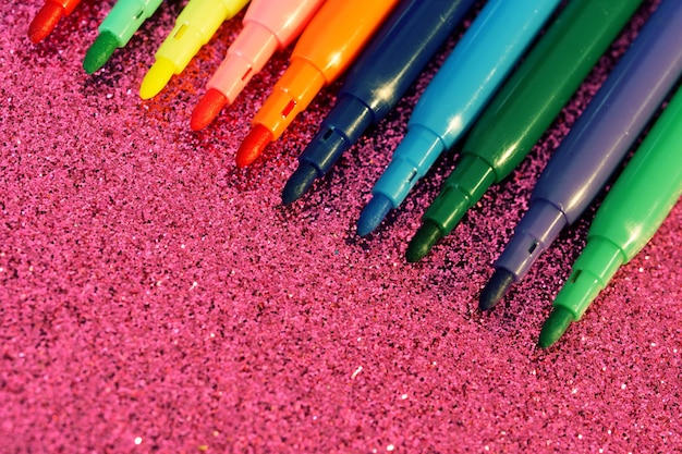Foto vista de ângulo alto de lápis multicoloridos na mesa