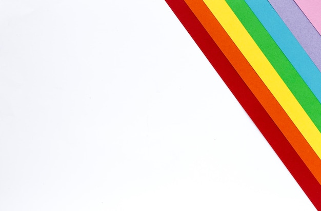 Foto vista de ângulo alto de lápis multicoloridos sobre fundo branco