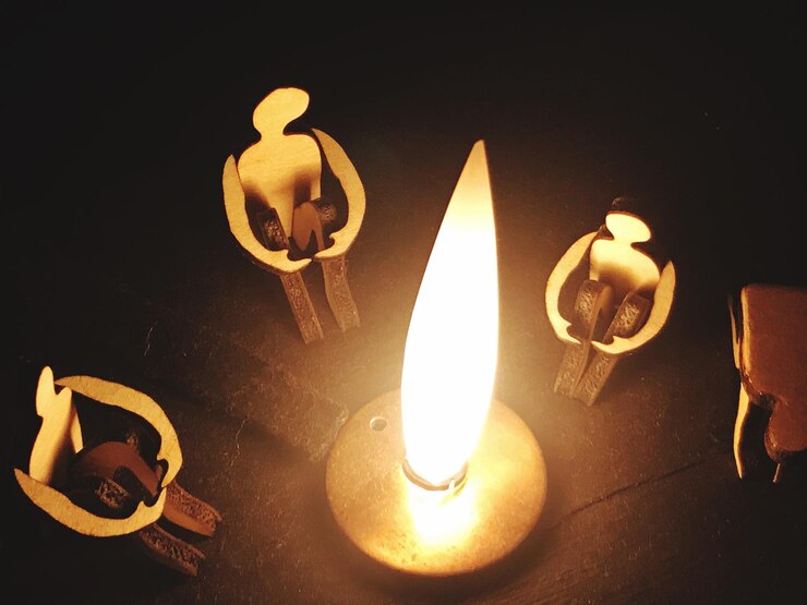 Foto vista de ângulo alto de luz iluminada e estatuetas humanas na mesa