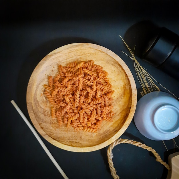 Foto vista de ângulo alto de macarrão de comida com sabor original na mesa