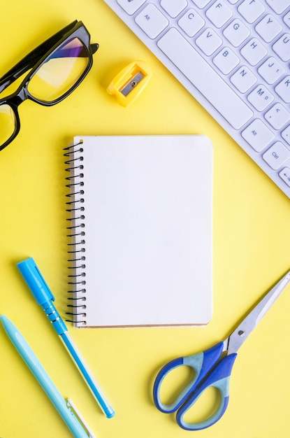 Foto vista de ângulo alto de materiais de escritório na mesa