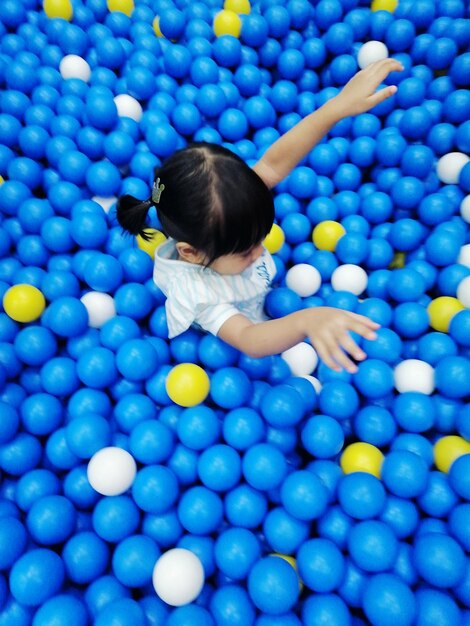 Foto vista de ângulo alto de menina jogando bola de bilhar