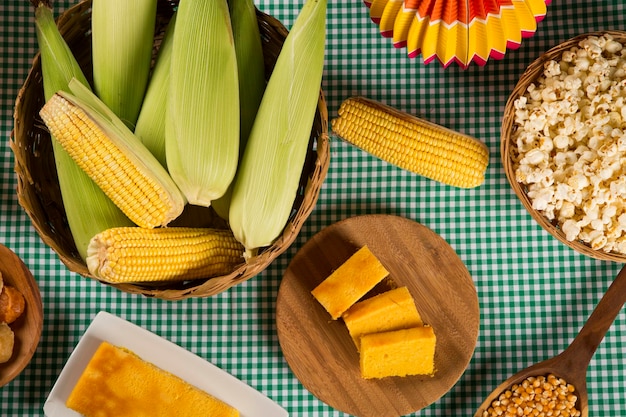 Foto vista de ângulo alto de milho doce em cesta de vime por comida doce sobre a mesa