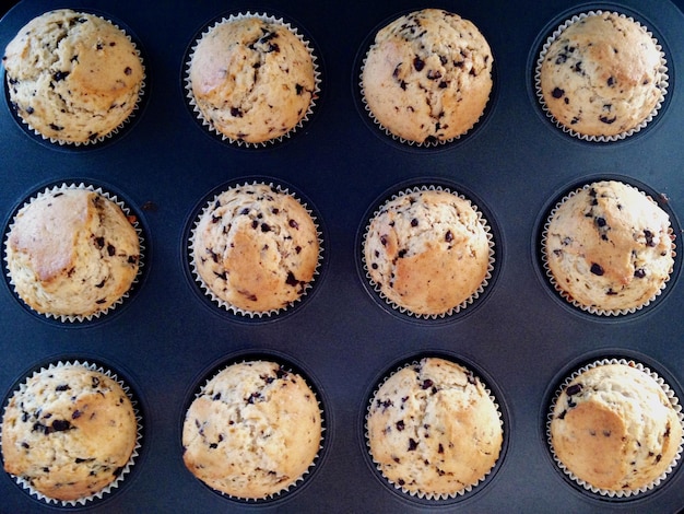 Vista de ângulo alto de muffins na bandeja de assar