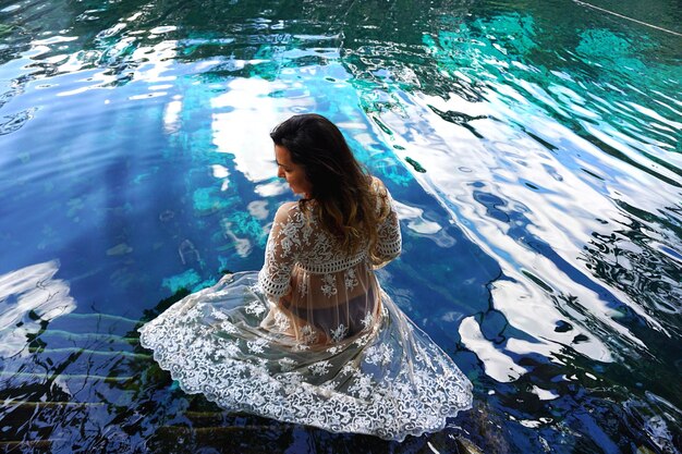 Foto vista de ângulo alto de mulher de pé no lago