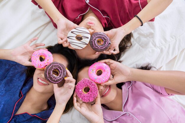 Foto vista de ângulo alto de mulher segurando as mãos na cama