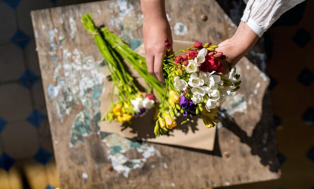 Foto vista de ângulo alto de mulher segurando um buquê de flores