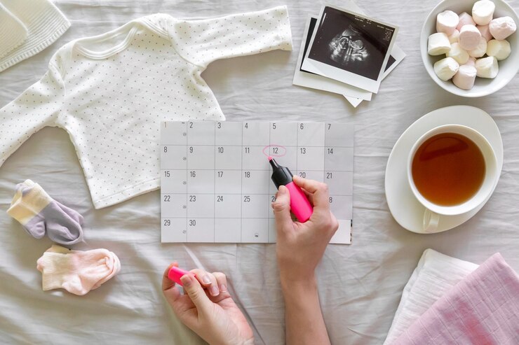 Foto vista de ângulo alto de mulher segurando xícara de café na mesa
