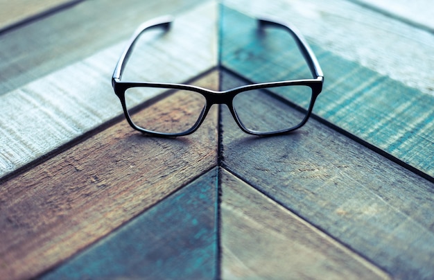 Foto vista de ângulo alto de óculos em mesa de madeira