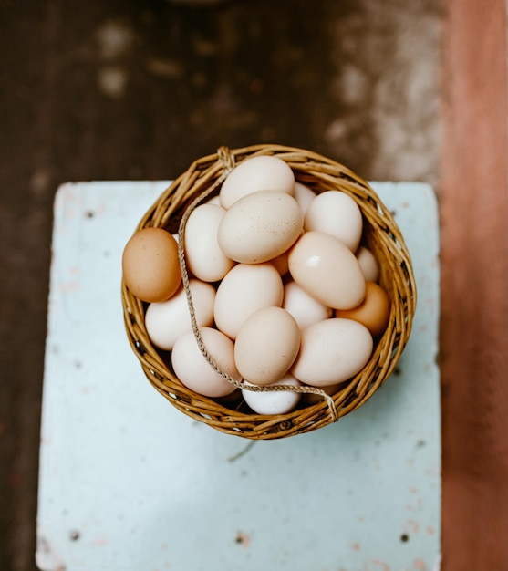 Foto vista de ângulo alto de ovos em cesta sobre a mesa