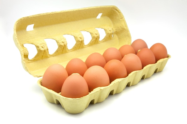Foto vista de ângulo alto de ovos em fundo branco