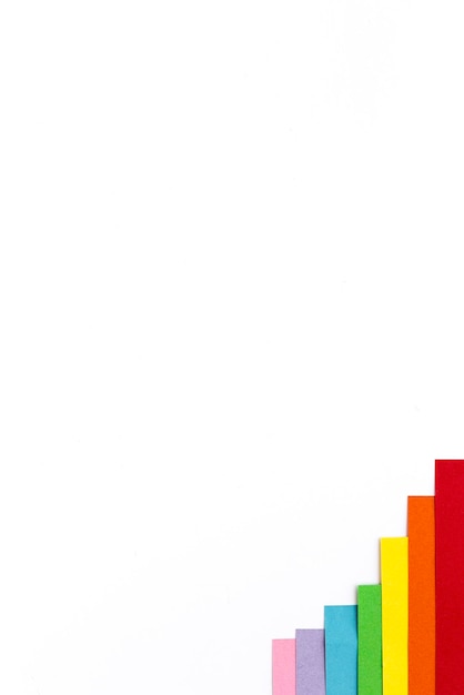 Vista de ângulo alto de papéis multicoloridos sobre fundo branco