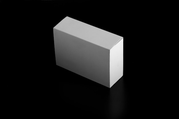 Vista de ângulo alto de papel branco contra fundo preto