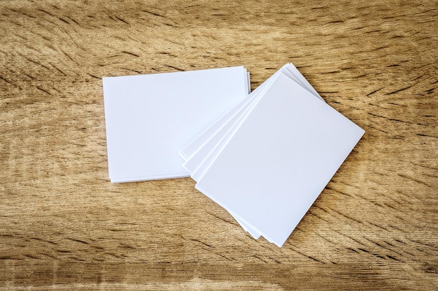 Vista de ângulo alto de papel branco na mesa
