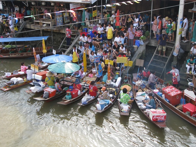 Vista de ângulo alto de pessoas no mercado flutuante no rio