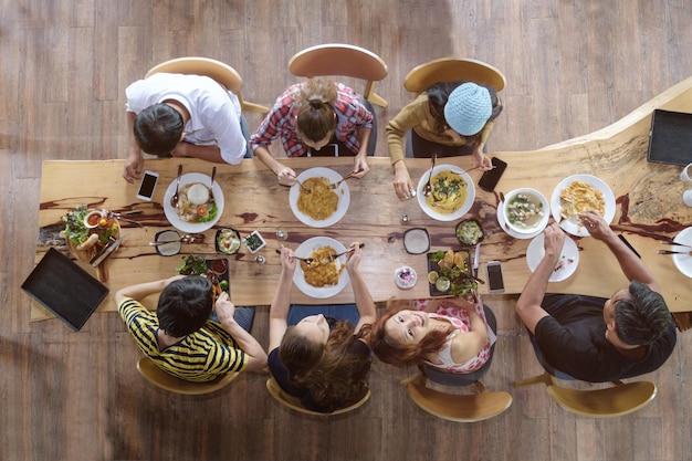 Foto vista de ângulo alto de pessoas sentadas na mesa