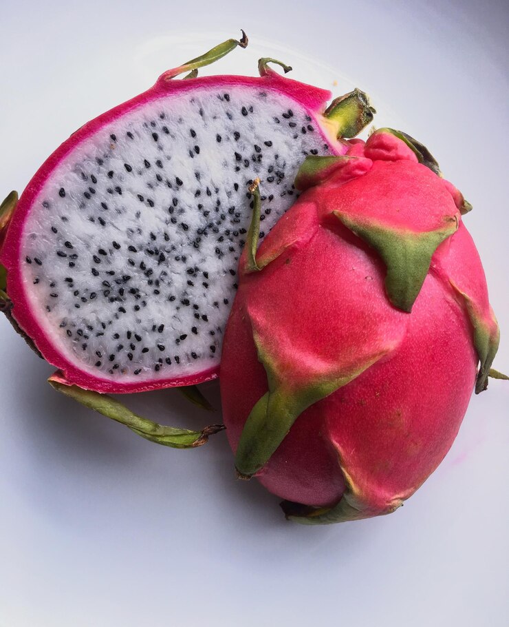 Foto vista de ângulo alto de pitaya sobre fundo branco
