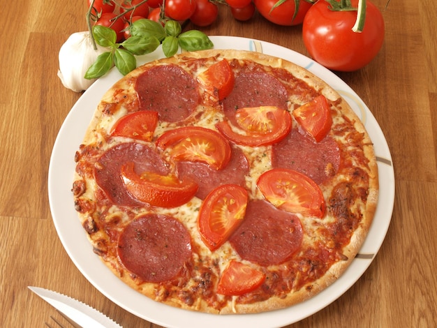 Foto vista de ângulo alto de pizza em prato na mesa