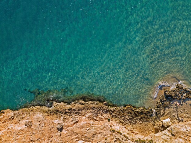 Foto vista de ângulo alto de rochas na praia