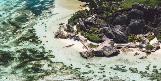 Foto vista de ângulo alto de rochas na praia