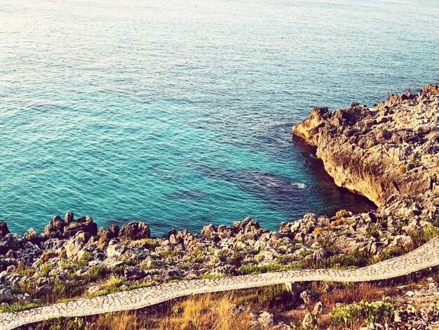 Foto vista de ângulo alto de rochas na praia