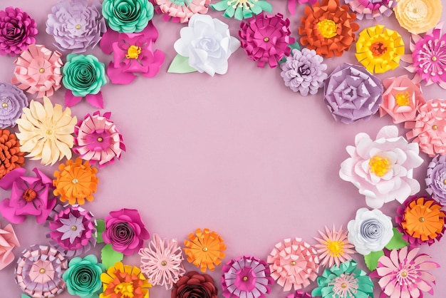 Vista de ângulo alto de rosas multicoloridas na mesa