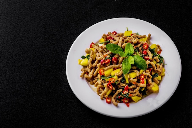 Foto vista de ângulo alto de salada em prato na mesa