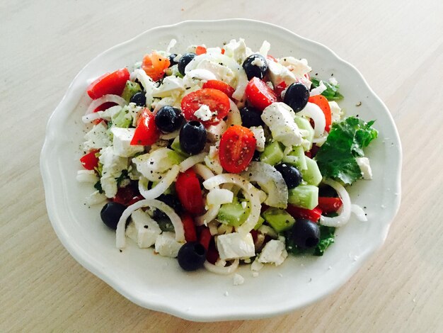 Foto vista de ângulo alto de salada em prato na mesa