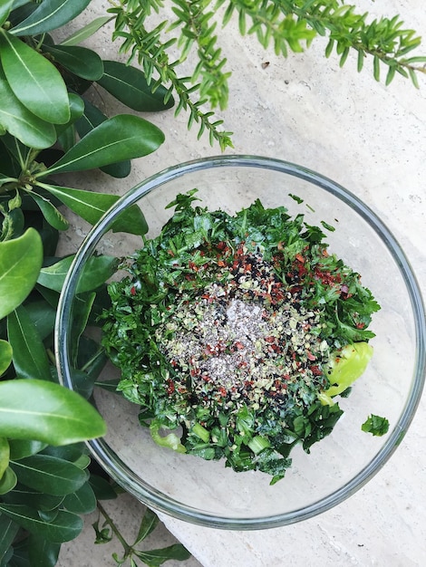 Foto vista de ângulo alto de salada em tigela por planta